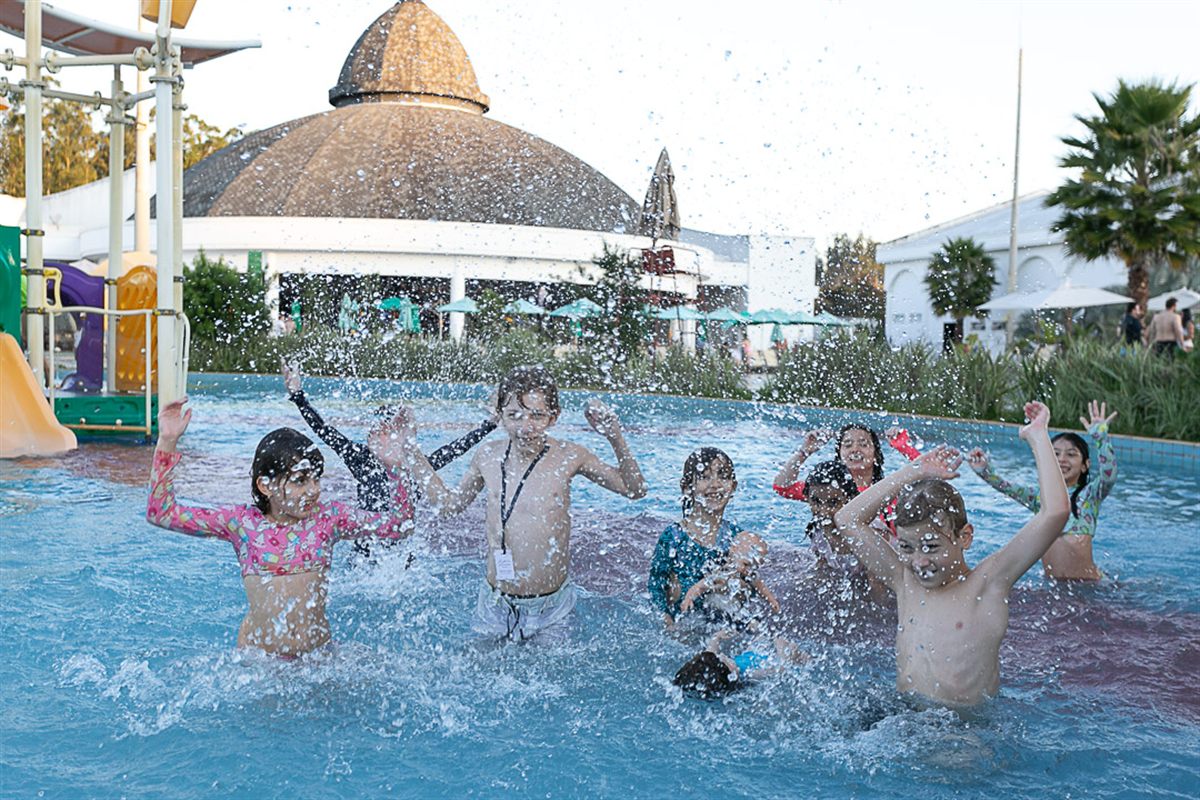 Crianças se divertindo na piscina do resort