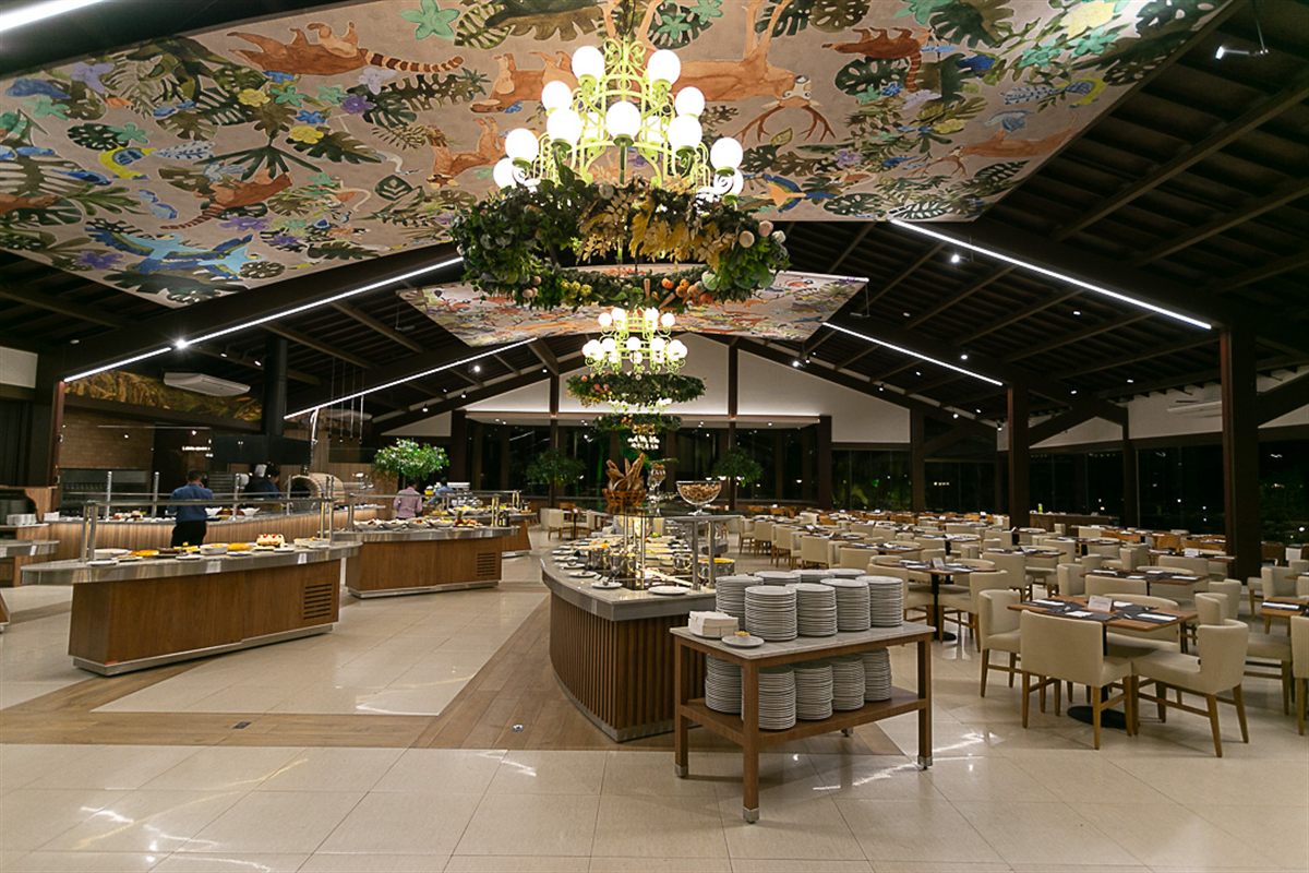 Restaurante elegante com lustres e teto pintado