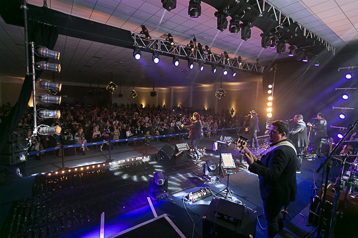 Vista do palco durante o show com plateia cheia