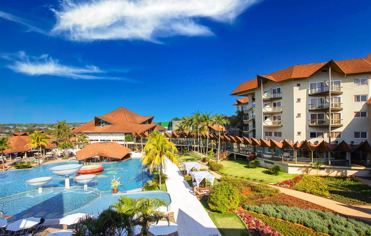 Fachada do Recanto Cataratas Hotel com piscina à frente