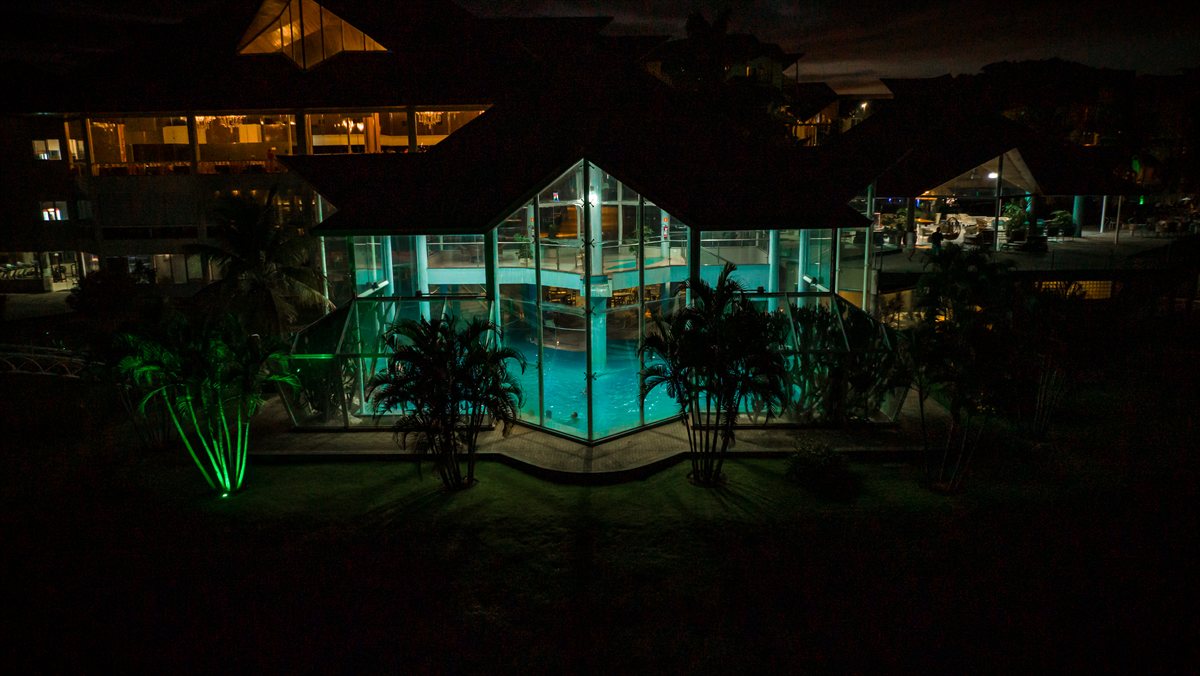 Piscina iluminada à noite no Recanto Cataratas